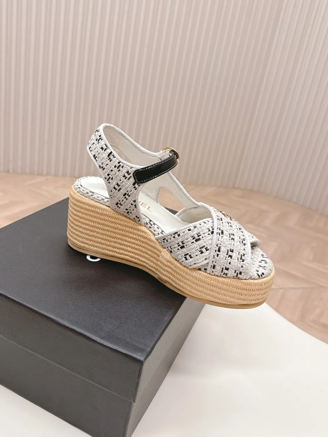 👟👟Ex-factory price 600👟👟 CHANEL Chanel 2025 new sandals and slippers series classic series every style is great rhombus platform sandals and slippers elegant and noble comfortable and versatile upper: sheepskin, woven cloth foot pads: sheepskin sole: rubber outsole size: 35-40
